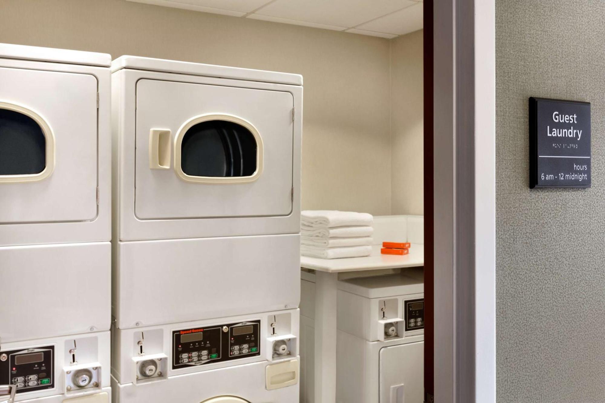 Hampton Inn & Suites By Hilton Manchester Bedford Eksteriør bilde
