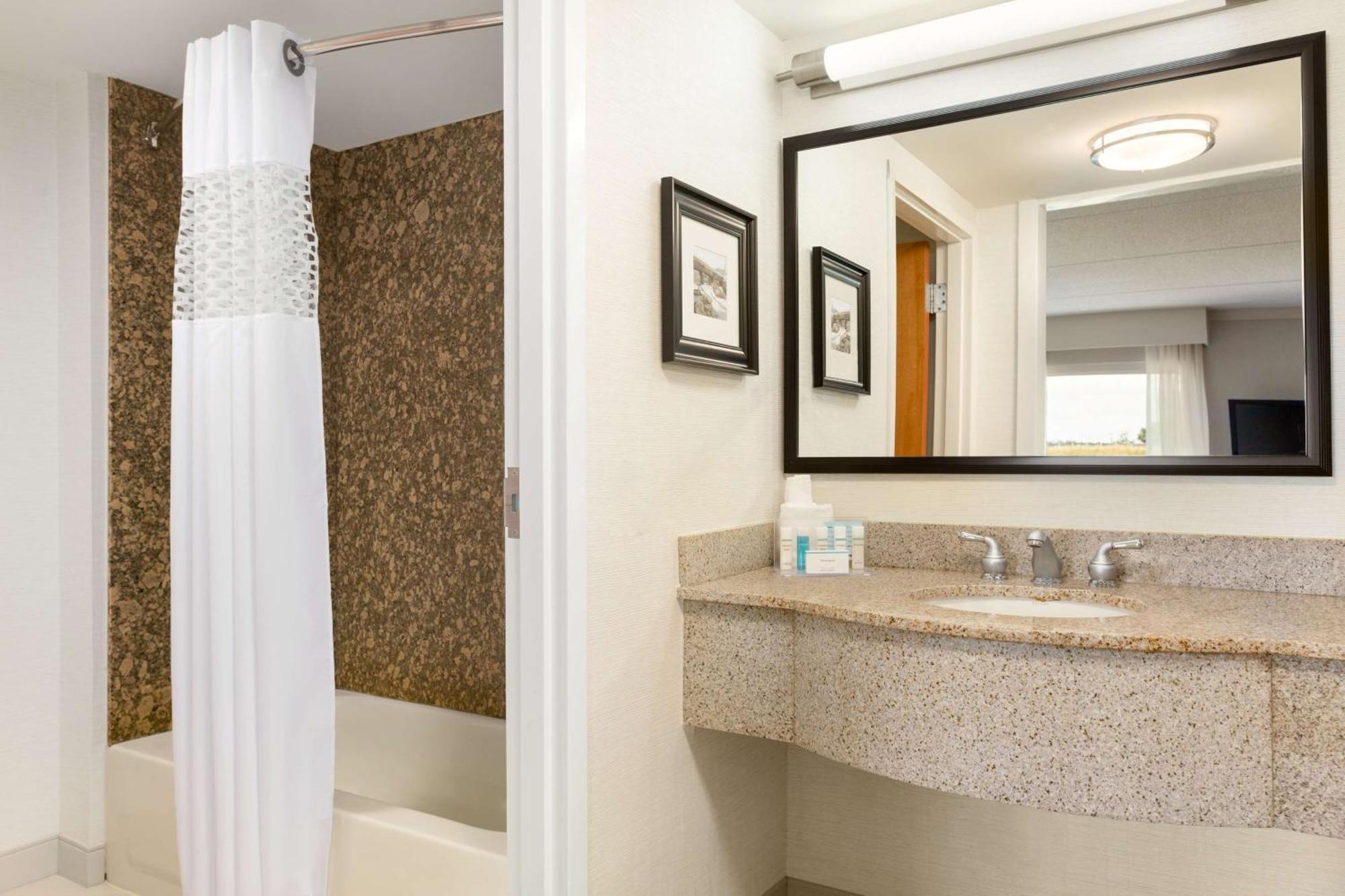 Hampton Inn & Suites By Hilton Manchester Bedford Eksteriør bilde