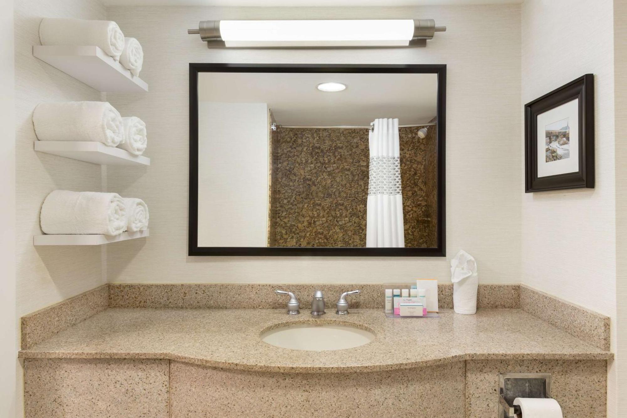 Hampton Inn & Suites By Hilton Manchester Bedford Eksteriør bilde